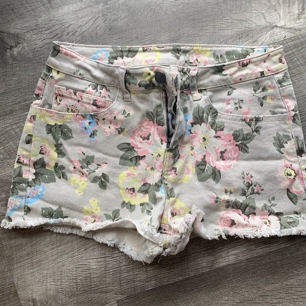 Size 27 floral stretch jean shorts